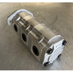 Pompe triple à engrenage