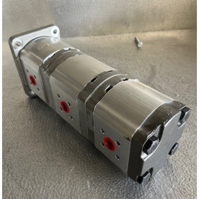 Pompe triple à engrenage