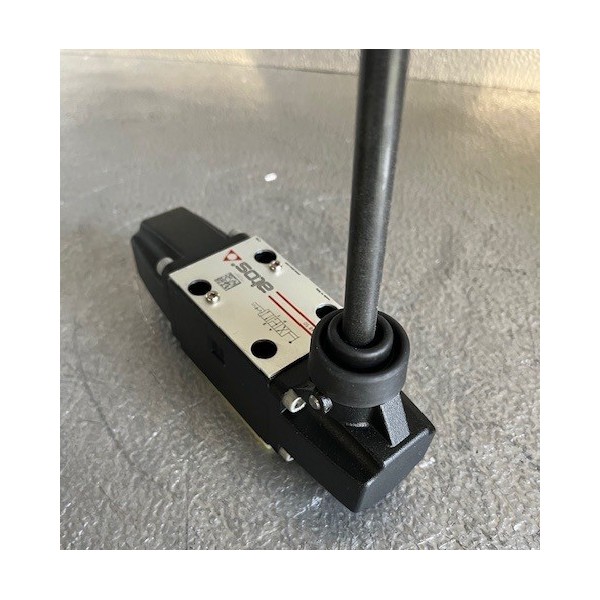 Distributeur à commande manuelle