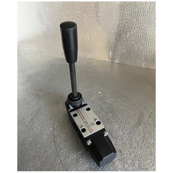 Distributeur à commande manuelle